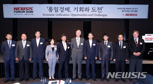 【서울=뉴시스】이영환 기자 = 김형기(왼쪽 다섯 번째) 뉴시스 대표이사 사장과 만프레드 카르스텐스(Manfred Carstens) 통독 당시 재무차관을 비롯한 참석자들이 19일 오전 서울 중구 플라자호텔 별관 그랜드볼룸에서 열린 창간 17주년기념 2018 뉴시스포럼 '통일경제, 기회와 도전' 에서 기념촬영을 하고 있다. 고영선(왼쪽부터) KDI 국제개발협력센터소장, 신한용 개성공단협의회장, 이석 KDI 북한경제연구부장, 송경진 세계경제연구원장, 김 대표이사 사장, 만프레드 카르스텐스 통독 당시 재무차관, 김정렬 국토교통부 2차관, 장형수 한양대 교수, 이성봉 서울여대 교수, 베른하르트 젤리거 한스자이델재단 한국대표뉴시스는 28년 전인 1990년 독일 통일 당시 재무차관과 교통부 차관, 내무부 장관을 지내며 통일경제의 밑그림을 그렸던 만프레드 카르스텐스(Manfred Carstens)를 초청, '독일 통일의 경제적 교훈'을 통해 우리가 맞게 될 통일의 역사적 교훈을 되새길 포럼을 마련했다. 2018.06.19. 20hwan@newsis.com