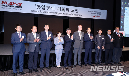 【서울=뉴시스】이영환 기자 = 김형기(왼쪽 다섯 번째) 뉴시스 대표이사 사장과 만프레드 카르스텐스(Manfred Carstens) 통독 당시 재무차관을 비롯한 참석자들이 19일 오전 서울 중구 플라자호텔 별관 그랜드볼룸에서 열린 창간 17주년기념 2018 뉴시스포럼 '통일경제, 기회와 도전' 에서 기념촬영을 하고 있다. 고영선(왼쪽부터) KDI 국제개발협력센터소장, 신한용 개성공단협의회장, 이석 KDI 북한경제연구부장, 송경진 세계경제연구원장, 김 대표이사 사장, 만프레드 카르스텐스 통독 당시 재무차관, 김정렬 국토교통부 2차관, 장형수 한양대 교수, 이성봉 서울여대 교수, 베른하르트 젤리거 한스자이델재단 한국대표뉴시스는 28년 전인 1990년 독일 통일 당시 재무차관과 교통부 차관, 내무부 장관을 지내며 통일경제의 밑그림을 그렸던 만프레드 카르스텐스(Manfred Carstens)를 초청, '독일 통일의 경제적 교훈'을 통해 우리가 맞게 될 통일의 역사적 교훈을 되새길 포럼을 마련했다. 2018.06.19. 20hwan@newsis.com