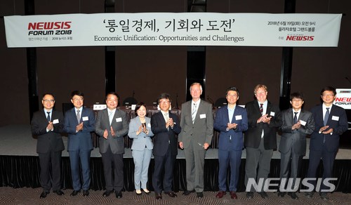 【서울=뉴시스】조성봉 기자 = 김형기(왼쪽 다섯 번째) 뉴시스 대표이사 사장과 만프레드 카르스텐스(Manfred Carstens) 통독 당시 재무차관을 비롯한 참석자들이 19일 오전 서울 중구 플라자호텔 별관 그랜드볼룸에서 열린 창간 17주년기념 2018 뉴시스포럼 ‘통일경제, 기회와 도전’에서 기념촬영을 하고 있다. 왼쪽부터 이성봉 서울여대 교수, 고영선 KDI 국제개발협력센터 소장, 신한용 개성공단협의회장, 송경진 세계경제연구원장, 김 대표이사 사장, 만프레드 카르스텐스 통독 당시 재무차관, 백천호 현대아산 관광본부장, 베른하르트 젤리거 한스자이델재단 한국대표, 장형수 한양대 교수, 이상준 국토연구원 부원장.뉴시스는 28년 전인 1990년 독일 통일 당시 재무차관과 교통부 차관, 내무부 장관을 지내며 통일경제의 밑그림을 그렸던 만프레드 카르스텐스(Manfred Carstens) 씨를 초청, '독일 통일의 경제적 교훈'을 통해 우리가 맞게 될 통일의 역사적 교훈을 되새길 포럼을 마련했다. 2018.06.19.suncho21@newsis.com