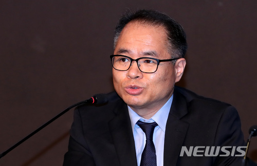 【서울=뉴시스】이영환 기자 = 19일 오전 서울 중구 플라자호텔 별관 그랜드볼룸에서 열린 창간 17주년 기념 2018 뉴시스 포럼 '통일경제, 기회와 도전'에서 '국내 기업, 대북진출 어떻게 준비해야하나'를 주제로 이성봉 서울여자대학교 교수가 패널들과 토론을 하고 있다.뉴시스는 28년 전인 1990년 독일 통일 당시 재무차관과 교통부 차관, 내무부 장관을 지내며 통일경제의 밑그림을 그렸던 만프레드 카르스텐스(Manfred Carstens)를 초청, '독일 통일의 경제적 교훈'을 통해 우리가 맞게 될 통일의 역사적 교훈을 되새길 포럼을 마련했다. 2018.06.19. 20hwan@newsis.com