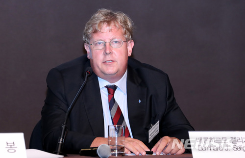 【서울=뉴시스】이영환 기자 = 19일 오전 서울 중구 플라자호텔 별관 그랜드볼룸에서 열린 창간 17주년 기념 2018 뉴시스 포럼 '통일경제, 기회와 도전'에서 '국내 기업, 대북진출 어떻게 준비해야하나'를 주제로 베른하르트 젤리거 한스자이델재단 한국대표가 패널들과 토론을 하고 있다.뉴시스는 28년 전인 1990년 독일 통일 당시 재무차관과 교통부 차관, 내무부 장관을 지내며 통일경제의 밑그림을 그렸던 만프레드 카르스텐스(Manfred Carstens)를 초청, '독일 통일의 경제적 교훈'을 통해 우리가 맞게 될 통일의 역사적 교훈을 되새길 포럼을 마련했다. 2018.06.19. 20hwan@newsis.com