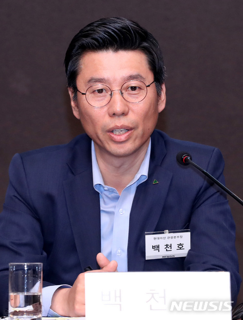 【서울=뉴시스】이영환 기자 = 19일 오전 서울 중구 플라자호텔 별관 그랜드볼룸에서 열린 창간 17주년 기념 2018 뉴시스 포럼 '통일경제, 기회와 도전'에서 '국내 기업, 대북진출 어떻게 준비해야하나'를 주제로 백천호 현대아산 관광본부장이 패널들과 토론을 하고 있다.뉴시스는 28년 전인 1990년 독일 통일 당시 재무차관과 교통부 차관, 내무부 장관을 지내며 통일경제의 밑그림을 그렸던 만프레드 카르스텐스(Manfred Carstens)를 초청, '독일 통일의 경제적 교훈'을 통해 우리가 맞게 될 통일의 역사적 교훈을 되새길 포럼을 마련했다. 2018.06.19. 20hwan@newsis.com