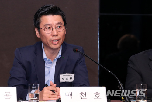 【서울=뉴시스】이영환 기자 = 19일 오전 서울 중구 플라자호텔 별관 그랜드볼룸에서 열린 창간 17주년 기념 2018 뉴시스 포럼 '통일경제, 기회와 도전'에서 '국내 기업, 대북진출 어떻게 준비해야하나'를 주제로 백천호 현대아산 관광본부장이 패널들과 토론을 하고 있다.뉴시스는 28년 전인 1990년 독일 통일 당시 재무차관과 교통부 차관, 내무부 장관을 지내며 통일경제의 밑그림을 그렸던 만프레드 카르스텐스(Manfred Carstens)를 초청, '독일 통일의 경제적 교훈'을 통해 우리가 맞게 될 통일의 역사적 교훈을 되새길 포럼을 마련했다. 2018.06.19. 20hwan@newsis.com