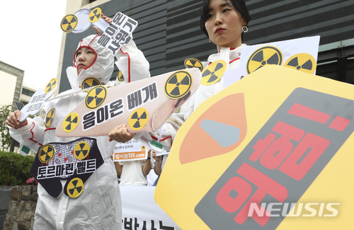 【서울=뉴시스】최진석 기자 = 환경운동연합 회원들이 19일 서울 세종로 원자력안전위원회 앞에서 열린 '생활방사능 119 전국 캠페인 발족 기자회견'에서 생활방사능의 위험성 경고 퍼포먼스를 하고 있다. 2018.06.19.myjs@newsis.com