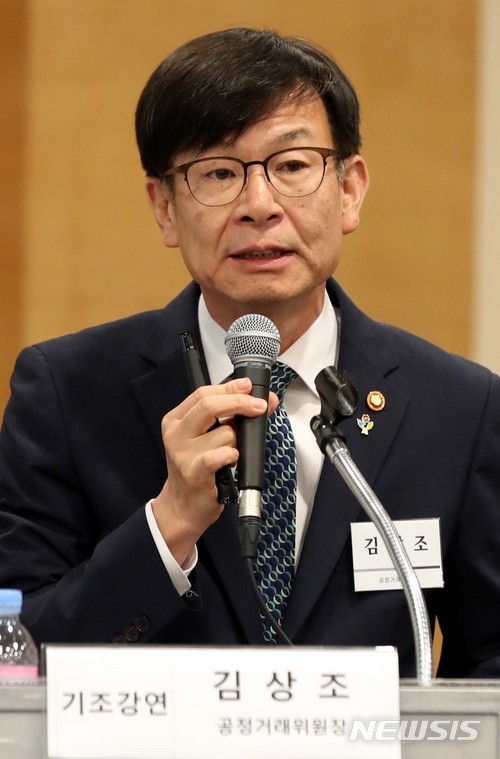 【서울=뉴시스】조성봉 기자 =&nbsp; 김상조 공정거래위원장이 19일 오후 서울 중구 대한상의 중회의실에서 열린 '현 정부 공정거래정책 1년의 성과와 과제' 세미나에서 기조연설을 하고 있다. 2018.06.19.suncho21@newsis.com