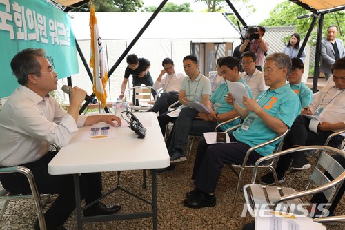 【양평=뉴시스】고승민 기자 = 19일 오후 경기 양평 용문산야영장에서 열린 바른미래당 비상대책위원-국회의원 워크숍에서 김동철 비대위원장을 비롯한 참석자들이 이종훈 정치평론가의 발제를 경청하고 있다. 2018.06.19. kkssmm99@newsis.com