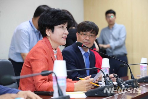 【서울=뉴시스】전신 기자 = 김영주 고용노동부 장관이 19일 서울 중구 서울고용노동청에서 조창익 전교조 위원장과 면담하고 있다. 2018.06.19. photo1006@newsis.com