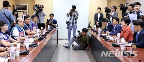 【서울=뉴시스】전신 기자 = 김영주 고용노동부 장관이 19일 서울 중구 서울고용노동청에서 조창익 전교조 위원장과 면담하고 있다. 2018.06.19. photo1006@newsis.com