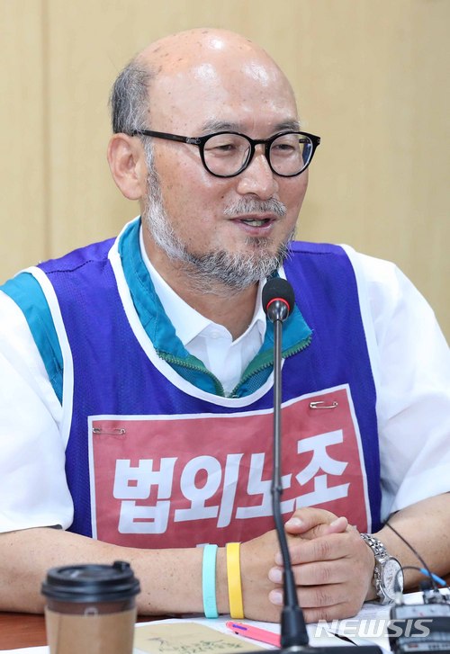 【서울=뉴시스】전신 기자 = 19일 서울 중구 서울고용노동청에서 조창익 전교조 위원장이 김영주 고용노동부 장관을 만나 면담하고 있다. 2018.06.19.&nbsp; photo1006@newsis.com