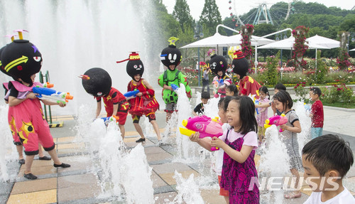 【용인=뉴시스】이정선 기자 = 19일 오전 경기 용인 에버랜드 바닥분수에서 ‘밤밤맨’ 캐릭터들과 어린이들이 물총놀이를 하며 즐거운 시간을 보내고 있다.오는 22일부터 8월26일까지 열리는 에버랜드 ‘썸머 워터펀 축제’는 더위를 몰고온 폭탄 캐릭터인 ‘밤밤맨’에 맞서 시원한 물의 행성인 워터 플래닛을 지킨다는 스토리로 진행된다. 2018.06.19. (사진=에버랜드 제공)photo@newsis.com