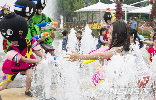 【용인=뉴시스】이정선 기자 = 19일 오전 경기 용인 에버랜드 바닥분수에서 ‘밤밤맨’ 캐릭터들과 어린이들이 물총놀이를 하며 즐거운 시간을 보내고 있다. 2018.06.19. (사진=에버랜드 제공)photo@newsis.com