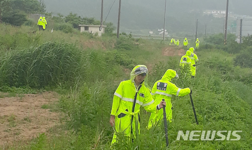 【강진=뉴시스】류형근 기자 = 19일 오전 전남 강진군 도암면에서 경찰이 아르바이트 하겠다고 나선 뒤 실종된 여고생 수색작업을 벌이고 있다. 2018.06.19. (사진=전남경찰청 제공) photo@newsis.com