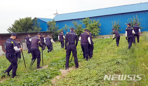 【강진=뉴시스】류형근 기자 = 19일 오전 전남 강진군 도암면에서 경찰이 아르바이트 하겠다고 나선 뒤 실종된 여고생 수색작업을 벌이고 있다. 2018.06.19. (사진=전남경찰청 제공) photo@newsis.com