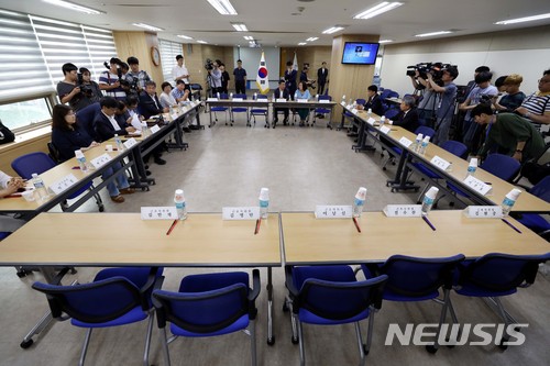 【서울=뉴시스】조성봉 기자 = 19일 오후 서울 마포구 서울지방노동청 서부지청에서 열린 최저임금위원회에 불참을 선언한 노동계의 빈자리가 눈에 띄고 있다.&nbsp; 양대 노총과 최저임금위 노동자위원들은 이날 오후 헌법재판소 앞에서 공동 기자 회견을 열고 현 최저임금법 개정안의 부당함을 지적하며 최저임금법에 대한 헌법소원심판을 청구했다. 2018.06.19. suncho21@newsis.com