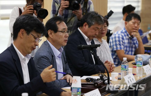 【서울=뉴시스】조성봉 기자 = 류장수 최저임금위원장이 19일 오후 서울 마포구 서울지방노동청 서부지청에서 열린 최저임금위원회에 참석해 모두 발언을 하고 있다.&nbsp; 이날 노동계는 최저임금법 개정안에 반발해 불참을 선언했다. 2018.06.19. suncho21@newsis.com