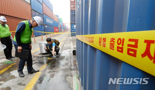 【평택=뉴시스】이정선 기자 = 19일 평택·당진항 컨테이너터미널 야적장에서 농림축산검역본부 관계자들이 붉은불개미 확산을 막기 위해 방역을 하고 있다.