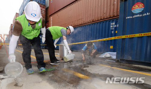 평택·당진항 컨테이너터미널 야적장에서 농림축산검역본부 관계자들이 붉은불개미 확산을 막기 위해 방역을 하고 있다. 뉴시스 사진 자료