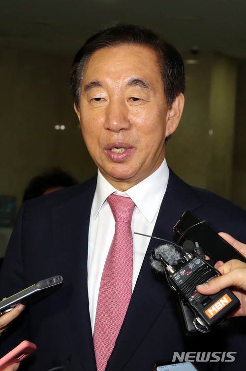 【서울=뉴시스】이종철 기자&nbsp; =&nbsp;&nbsp; 19일 오후 서울 여의도 국회 의원회관에서 비공개로 열린 자유한국당 초선 의원 모임에 갑작스럽게 찾아온 김성태 대표권한대행이 심각한 표정으로 회의장을 빠져나오며 기자들의 질문에 답하고 있다. 2018.06.19.&nbsp; jc4321@newsis.com