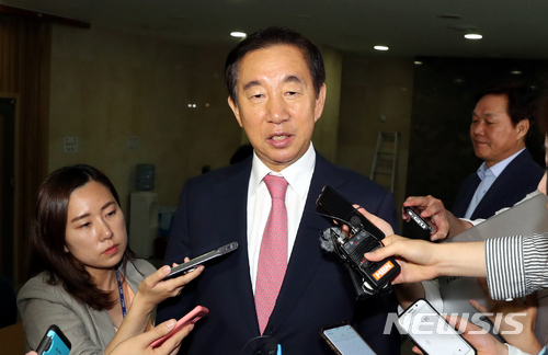 【서울=뉴시스】이종철 기자 =&nbsp; 19일 오후 서울 여의도 국회 의원회관에서 비공개로 열린 자유한국당 초선 의원 모임에 갑작스럽게 찾아온 김성태 대표권한대행이 심각한 표정으로 회의장을 빠져나오며 기자들의 질문에 답하고 있다. 2018.06.19. jc4321@newsis.com