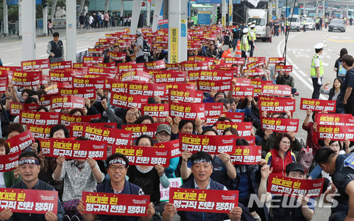 【인천공항=뉴시스】홍찬선 기자 = 19일 오후 인천공항 제1여객터미널에서 열린 민주노총 전국공공운수노조 인천공항지역지부 주최 '제대로 된 정규직 전환 쟁취를 위한 결의대회'에서 참가자들이 플래카드를 들고 구호를 외치고 있다. 2018.06.19. mania@newsis.com