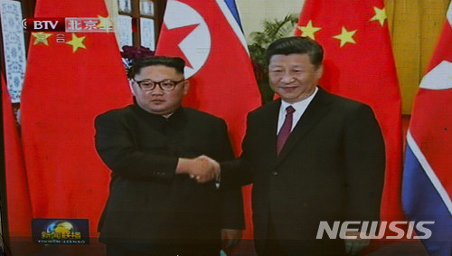 【베이징=AP/뉴시스】 김정은 북한 국무위원장이 19일 중국을 방문 시진핑 중국 국가주석과 악수하고 있는 모습이 CCTV를 통해 보도되고 있다. 2018.06.19.&nbsp; photo@newsis.com