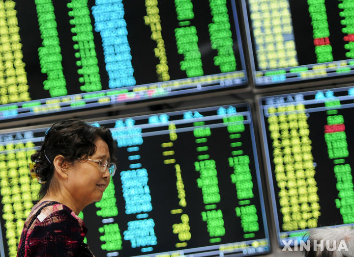 (180619) -- JIUJIANG, June 19, 2018 (Xinhua) -- A woman is seen at a stock exchange in Jiujiang, east China's Jiangxi Province, June 19, 2018. Chinese stocks closed lower on Tuesday, with the benchmark Shanghai Composite Index down 3.78 percent to end at 2,907.82 points. The Shenzhen Component Index closed 5.31 percent lower at 9,414.76 points. (Xinhua/Hu Guolin)(wsw)