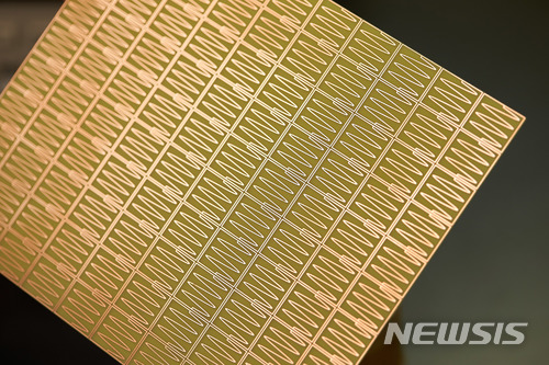 금속에 전파를 통과시키는 역할을 하는 무늬의 모습. 직사각형 속 사인곡선 무늬가 반복된다. (사진=UNIST 제공)