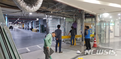 【홍성=뉴시스】충남도청 지하1층 주출입구 개선공사 모습, 