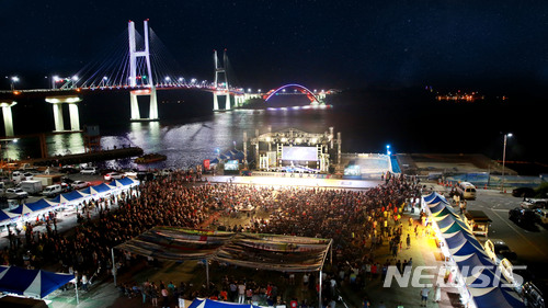 【사천=뉴시스】김윤관 기자 = 경남 사천시는 삼천포대교공원의 한여름 밤, 토요상설무대 PROPOSE(프러포즈)가 30일 개막공연을 시작으로 9월 23일(한가위프러포즈)까지 총 11회 펼쳐진다. 사진은 지난해 행사. 2018.06.20. kyk@newsis.com