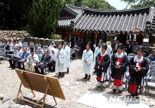 【하동=뉴시스】김윤관 기자 = 20일 충의공(忠毅公) 정기룡(鄭起龍) 장군의 탄신 456주년을 맞아 장군의 나라사랑 정신과 얼을 기리는 숭모제전이 경남 하동군 금남면 경충사 경내에서 거행됐다. 2018.06.20. (사진=하동군 제공) kyk@newsis.com
