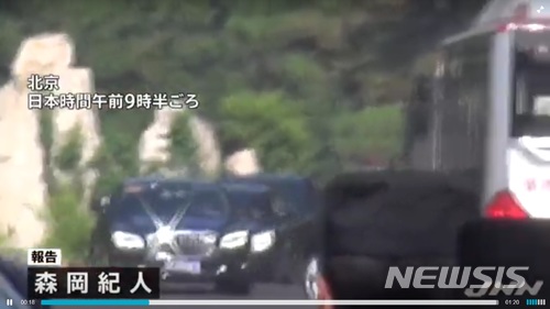 【서울=뉴시스】김정은 북한 국무위원장 일행이 탑승한 검은색 차량이 20일 오전 중국 베이징 댜오위타이 영빈관을 빠져나오고 있다. (사진출처: 일본 TBS방송 캡처) 2018.06.20.