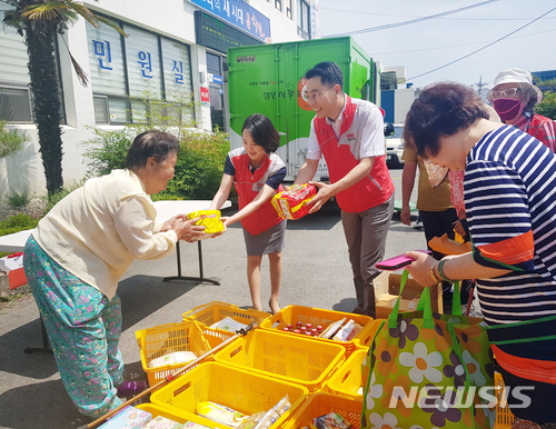 【창원=뉴시스】 홍정명 기자 = 20일 경남 창원시 동읍 주민센터 앞에서 BNK경남은행 사회공헌팀 직원들과 창원시희망푸드마켓 관계자들이 저소득·취약계층 지원을 위한 ‘창원시 희망푸드마켓 봉사활동'을 하고 있다.2018.06.20.(사진=BNK경남은행 제공) photo@newsis.com