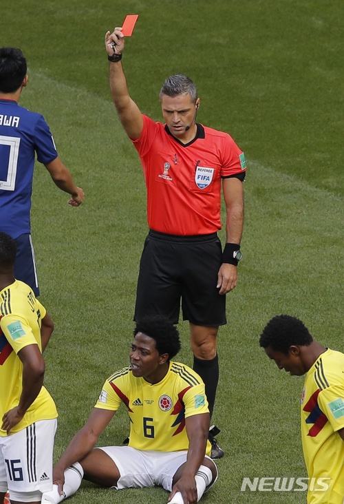 콜롬비아 미드필더 카롤로스 산체스, 2018 러시아월드컵 1호 퇴장 