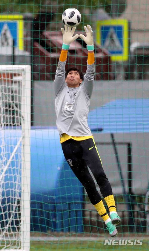 【상트페테르부르크(러시아)=뉴시스】고범준 기자 = 19일(현지시간) 오후 한국 축구대표팀 김진현 골키퍼가 베이스캠프인 러시아 상트페테르부르크 로모노소프 스파르타크 스타디움에서 훈련을 하고 있다. 대한민국 축구 대표팀은 오는 24일 멕시코, 27일 독일과 각각 2,3차전 조별리그를 치른다. 2018.06.19. bjko@newsis.com