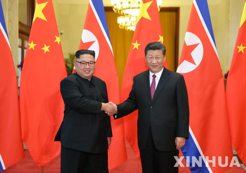 【베이징=신화/뉴시스】김정은 북한 국무위원장이 19일 중국 베이징에서 시진핑 국가주석과 악수하고 있다. 2018.06.20 