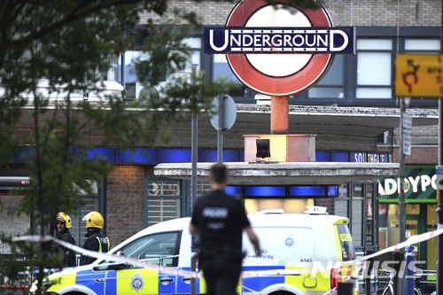 【런던=AP/뉴시스】 지난 6월19일(현지시간) 영국 런던의 사우스게이트 지하철역에서 폭발이 발생해 일대가 통제되고 있다. 2018.6.21.