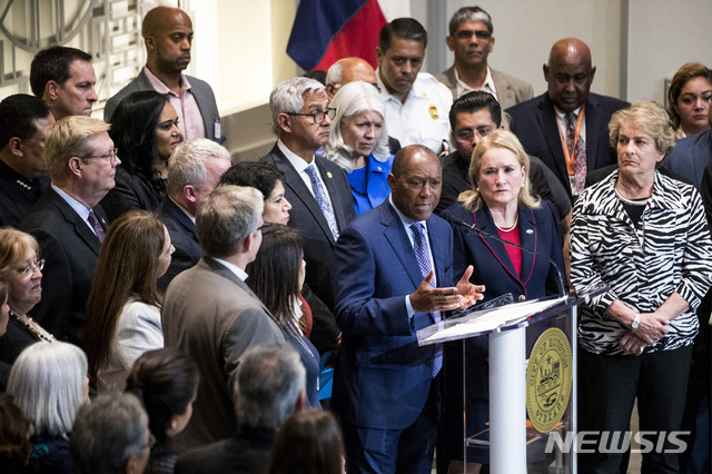【휴스턴(미 텍사스주) = AP/뉴시스】 지난 달 이민 어린이 강제격리에 반대하는 기자회견을 하는 실베스터 터너 휴스턴 시장. 그는 최근 휴스턴 일대에 폭염이 계속되자 23일 시내 5군데에 노약자 대피를 위한 쿨링 센터를 열었다.&nbsp; 