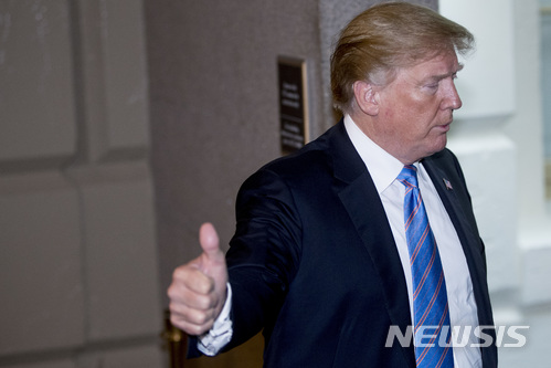 【워싱턴=AP/뉴시스】 19일 미국 하원 공화당 지도부와 회동을 위해 워싱턴 의회의사당에 도착한 도널드 트럼프 대통령이 엄지를 치켜세우며 걸어가고 있다. 2018.06.20. 