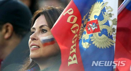 【상트페테르부르크(러시아)=뉴시스】고범준 기자 = 19일(현지시간) 러시아 상트페테르부르크 스타디움에서 열린 2018 러시아월드컵 A조 러시아-이집트의 경기, 러시아 축구팬이 그라운드를 보고 있다. 2018.06.20. bjko@newsis.com