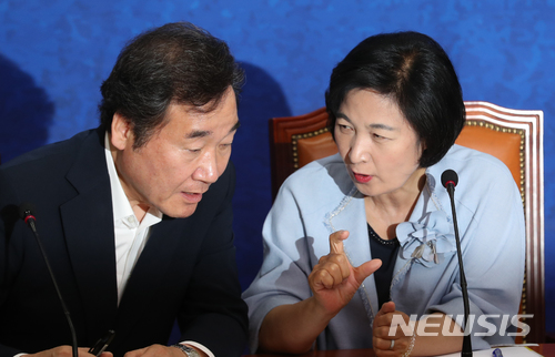 【서울=뉴시스】이종철 기자&nbsp; =&nbsp; 20일 오전 서울 여의도 국회에서 열린 더불어민주당 고위당정협의회에서 이낙연 총리와 추미애 대표가 의견을 나누고 있다. 2018.06.20.&nbsp; jc4321@newsis.com