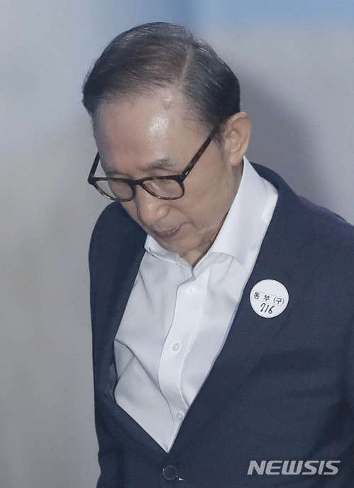 【서울=뉴시스】최동준 기자 = 이명박 전 대통령이 지난 20일 오전 서울 서초구 서울중앙지법에서 열린 공판에 출석하기 위해 호송차에서 내려 법정으로 향하고 있다. 2018.06.20. photocdj@newsis.com