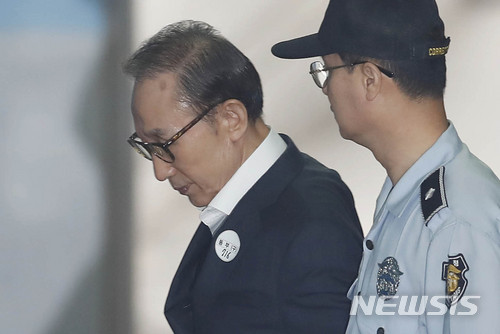 【서울=뉴시스】최동준 기자 = 이명박 전 대통령이 지난 20일 서울 서초구 서울중앙지법에서 열린 공판에 출석하기 위해 호송차에서 내려 법정으로 향하고 있다. 2018.06.20. photocdj@newsis.com