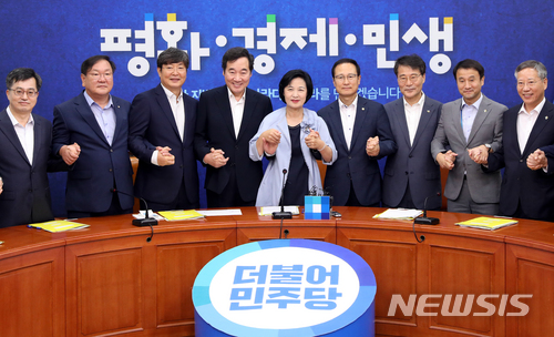 【서울=뉴시스】이종철 기자&nbsp; =&nbsp; 20일 오전 서울 여의도 국회에서 열린 더불어민주당 고위당정협의회에서 이낙연 총리, 추미애 대표, 홍영표 원내대표, 장하성 청와대 정책실장을 비롯한 참석자들이 손을 맞잡고 포즈를 취하고 있다. 2018.06.20.&nbsp; jc4321@newsis.com