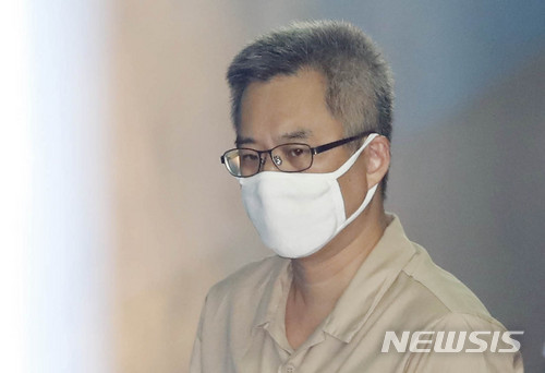 【서울=뉴시스】최동준 기자 = '댓글조작' 혐의 드루킹 김동원 씨가 20일 오전 서울 서초구 서울중앙지방법원에서 열린 공판에 출석하기 위해 호송차에서 내려 법정으로 향하고 있다. 2018.06.20.&nbsp; photocdj@newsis.com