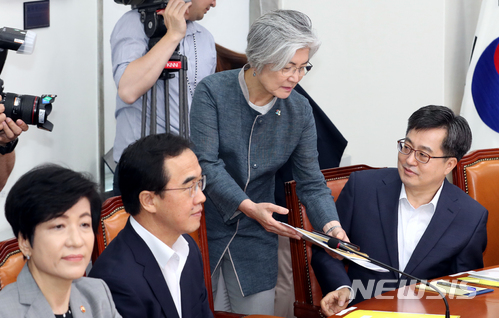 【서울=뉴시스】이종철 기자&nbsp; =&nbsp; 김동연 경제부총리, 강경화 외교부 장관, 조명균 통일부 장관, 김영주 고용노동부 장관이 지난 6월 서울 여의도 국회에서 열린 더불어민주당 고위당정협의회에 참석하고 있다. 2018.06.20.&nbsp; jc4321@newsis.com