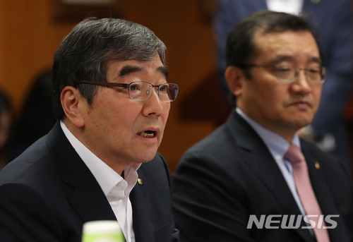 【서울=뉴시스】고승민 기자 = 20일 오전 서울 금융감독원에서 열린 금감원 내부 통제 혁신 TF 회의에서 윤석헌 금감원장이 모두발언하고 있다. 2018.06.20.&nbsp; kkssmm99@newsis.com