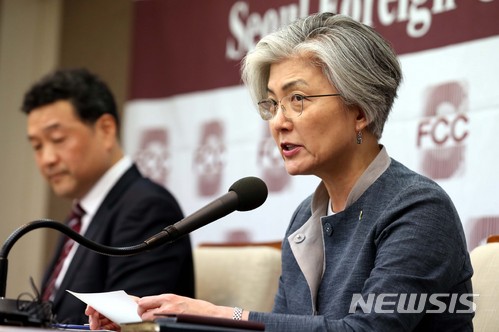 【서울=뉴시스】조성봉 기자 = 강경화 외교부 장관이 20일 오전 서울 중구 프레스센터에서 열린 서울외신기자클럽 초청 기자간담회에서 모두 발언을 하고 있다. 2018.06.20.suncho21@newsis.com