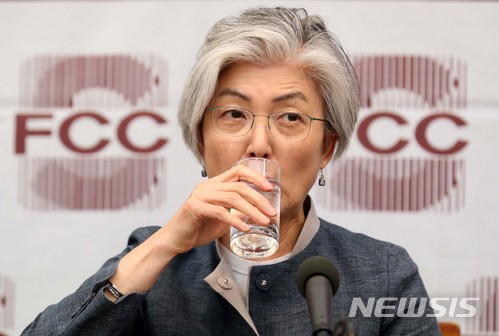 【서울=뉴시스】조성봉 기자 = 강경화 외교부 장관이 20일 오전 서울 중구 프레스센터에서 열린 서울외신기자클럽 초청 기자간담회에서 물을 마시고 있다. 2018.06.20.suncho21@newsis.com