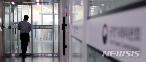 【세종=뉴시스】강종민 기자 = 공정거래위원회 퇴직자들의 취업 특혜 혐의를 포착한 검찰이 20일 공정위 기업집단국 등에 대해 압수수색에 나선 가운데 한 직원이 기업집단국 사무실로 향하고 있다. 2018.06.20.&nbsp; ppkjm@newsis.com