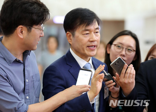 【서울=뉴시스】박주성 기자 = 김태한 삼성바이오로직스 대표이사가 20일 오후 정부서울청사 금융위원회에서 열린 삼성바이오로직스 관련 2차 증권선물위원회 정례회의에 참석하며 취재진 질문에 답하고 있다. 2018.06.20. park7691@newsis.com